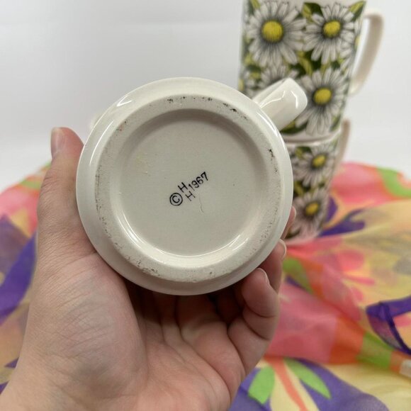 Set of 4 vintage 70s floral daisy mugs with green and white design - Picture 3 of 7